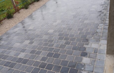 Allée en pierres naturelles sur mesure