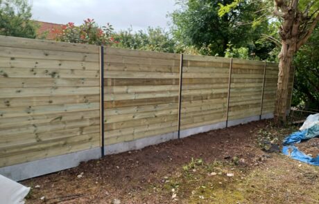 Installation de clôture en bois sécurisée