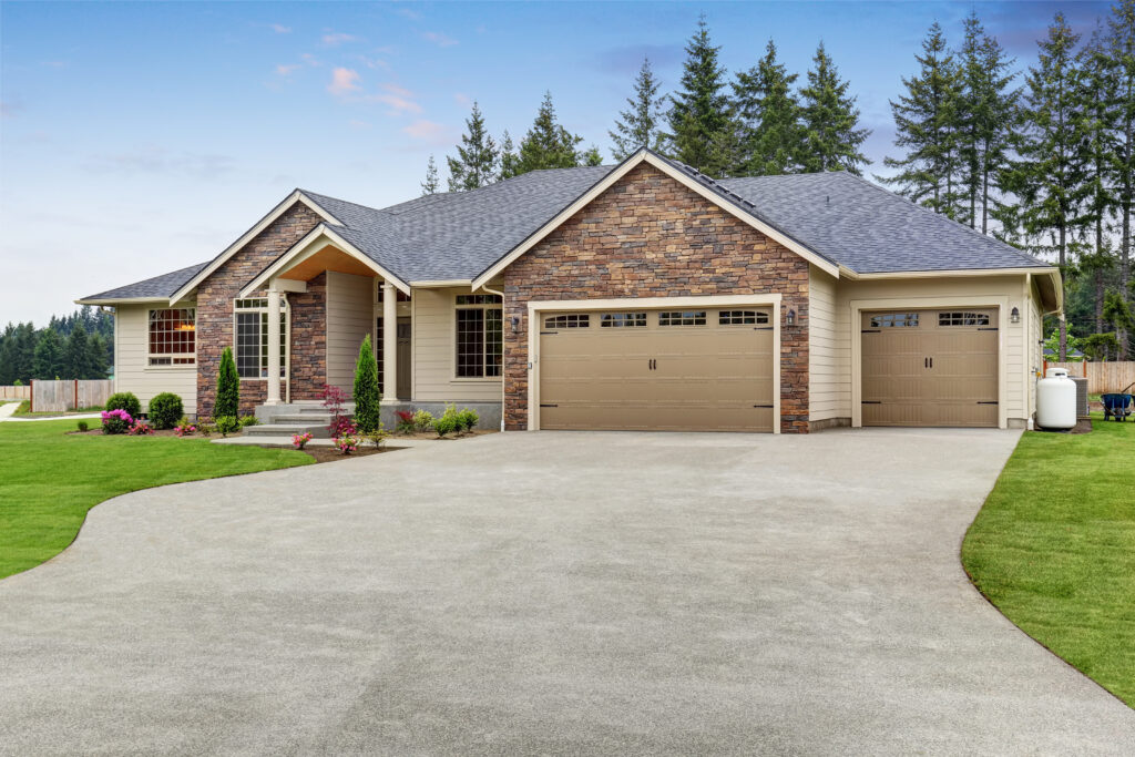 Maison de luxe de plain-pied avec extérieur en briques et garage