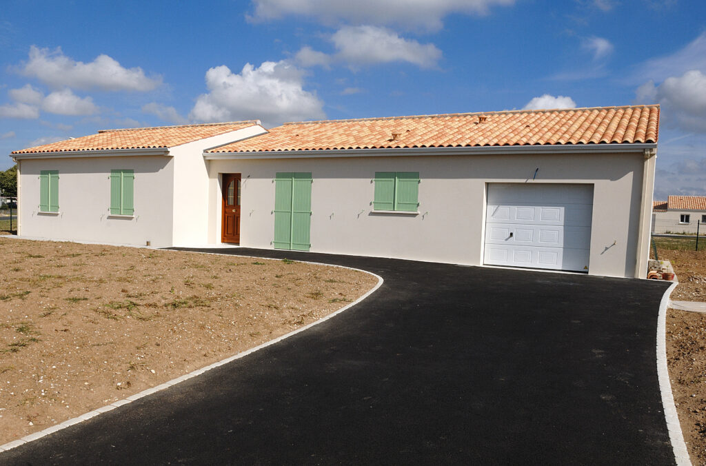 maison neuve avec allée en bicouche noire
