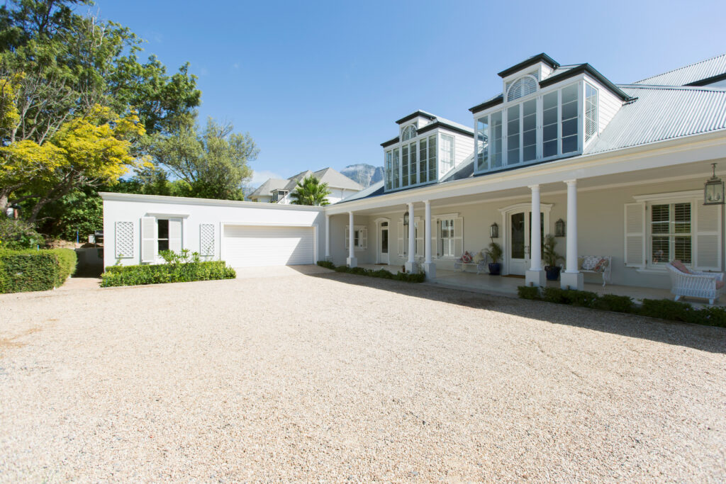Maison moderne de luxe ensoleillée avec vitrine extérieure et voie d'accès